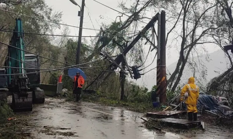 ▲山區道路柔腸寸斷，台電人員穿著雨衣、帶著簡單的器材，徒步進入和平山區搶復電。（圖／台電台中區處提供，2024.11.01）