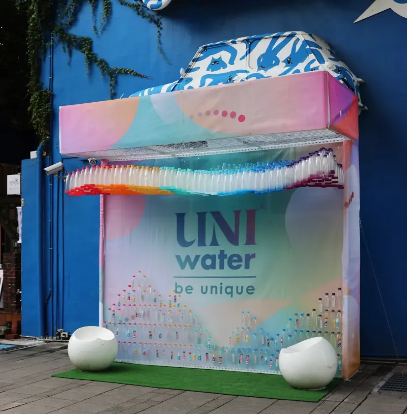 ▲UNI Station的設計靈感來自UNI water獨特的六角透明瓶身，如水晶般純淨無暇，傳遞出水的純粹之美。（圖／品牌提供）