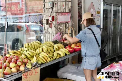 ▲台東直擊／市區災後出太陽！市場人潮爆滿　水果店：生意比之前還好。（圖／記者朱永強攝）