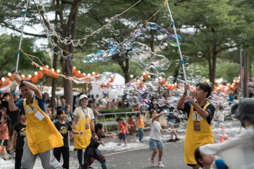 ▲特公盟每小時都會啟動「大型泡泡網」讓泡泡雪夢幻降臨。（圖／取自特公盟臉書）