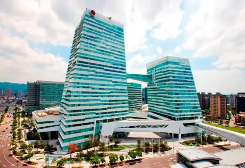 ▲持金融卡至中國信託銀行ATM，領取普發現金，即可抽「Nintendo Switch 2 主機」+「瑪利歐賽車世界」同捆組。（圖／中國信託提供）