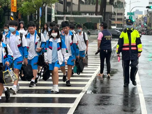 風災後雄警啟動「護童專案」提供校園安全通道
