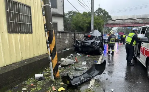 苗栗轎車雨天自撞電線桿！車頭嚴重毀損　27歲駕駛送醫不治
