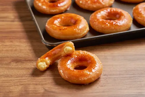 ▲Krispy Kreme回歸開賣「經典烤布蕾甜甜圈Brulee Glazed」60元。（圖／Krispy Kreme 提供）