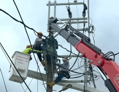 ▲台電公司鳳山區營業處巡修人員進行停電修復工作。(圖／台電鳳山區營業處提供)