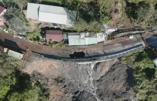 康芮颱風遠離！中橫公路巨大天坑畫面曝　公路局調派機具緊急搶修
