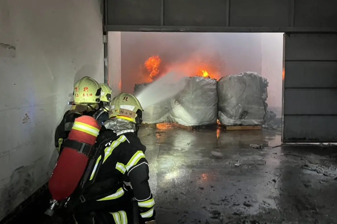 ▲2日上午，新竹縣新埔鎮遠東紡織廠北廠發生火警，新竹縣消防局獲報，立即派員前往現場灌救。（圖／翻攝畫面）