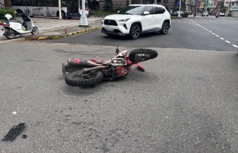 ▲2日上午，台北市松山區長春、敦化北路口，發生死亡車禍，王姓男子駕駛計程車，疑似違規左轉，導致直行的徐姓女騎士撞上，傷重送醫不治。（圖／翻攝畫面）