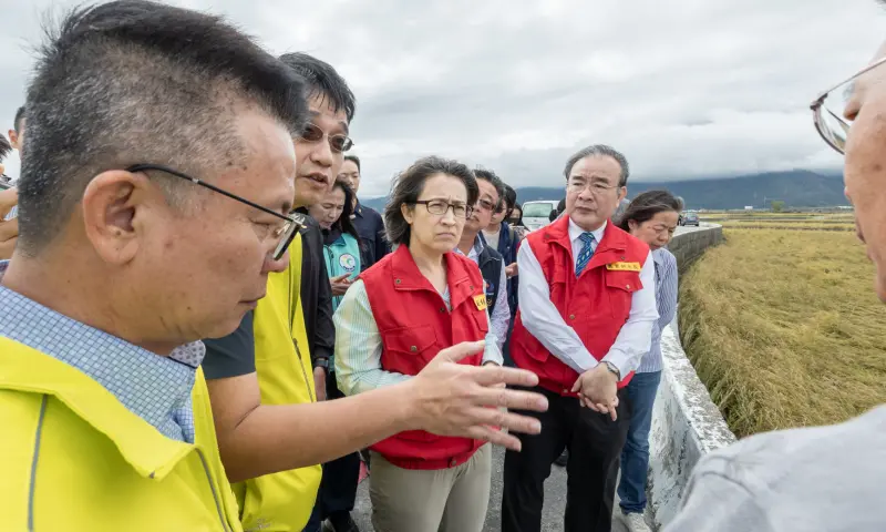 ▲蕭美琴前往台東視察釋迦果園與稻田等受災情形。(圖/總統府提供)