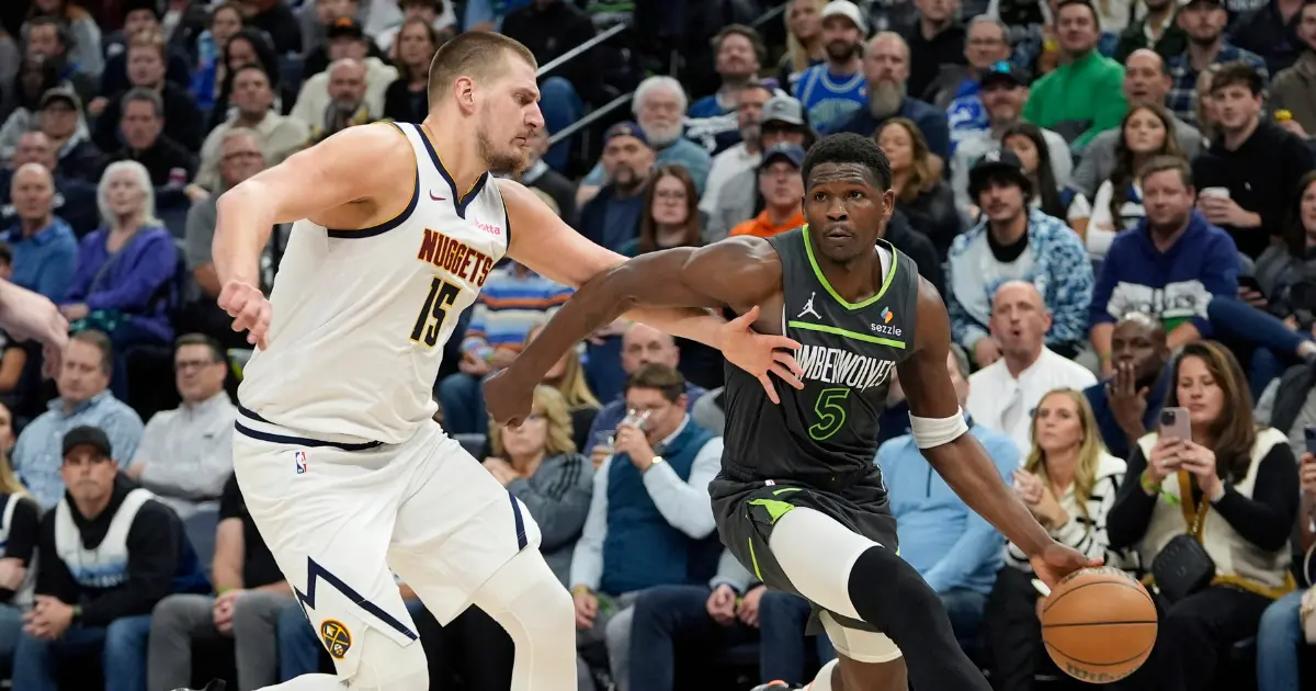 ▲灰狼今（2）日在主場對陣金塊，此戰在決勝節一度被對手轟出一波25：3兇猛攻勢的灰狼隊，最終則是穩住陣腳，靠著「蟻人」Anthony Edwards在關鍵時刻接連命中三分球及關鍵拋投，終場就以119：116逆轉擊敗金塊。（圖／美聯社／達志影像）