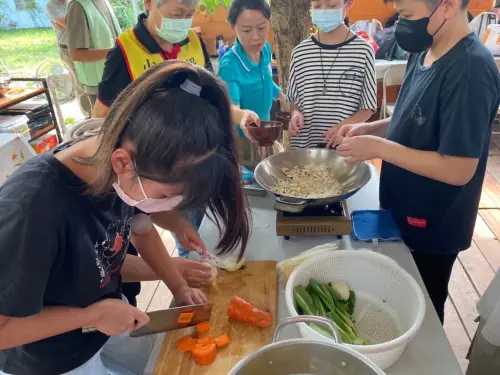 ▲活動過程中特別安排永續餐桌讓青少年們能認識永續食材，安排青少年自己動手烹煮出好吃、友善環境的午餐。(圖／高市少年隊提供)