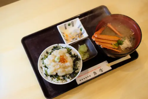 ▲「Hatonova三光丸 境港」這裡也供應猛者蝦丼飯，搭配紅楚蟹味噌湯，竟也只要2000日圓。（圖／記者葉盛耀攝）