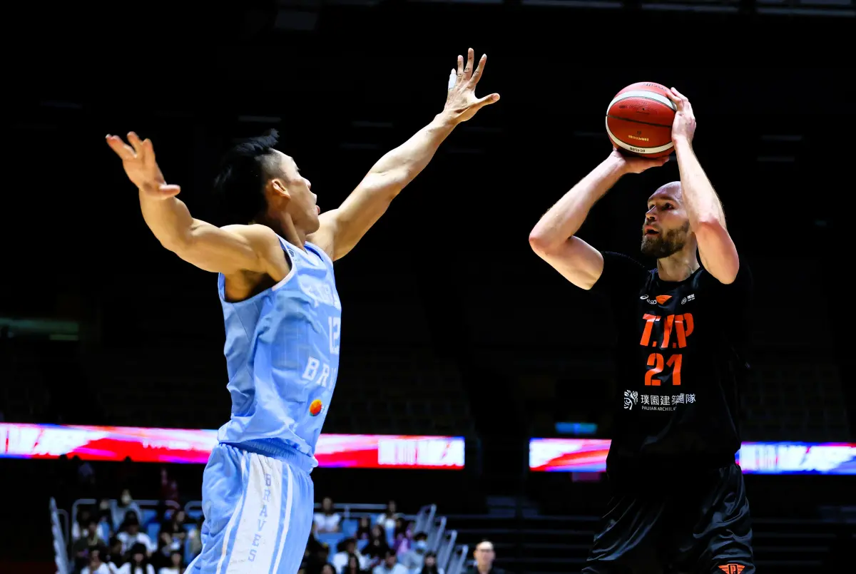 ▲領航猿Pilots Crew開場表演延續上季好評連連的「行李箱舞」，博得滿堂彩。(圖/領航猿提供)