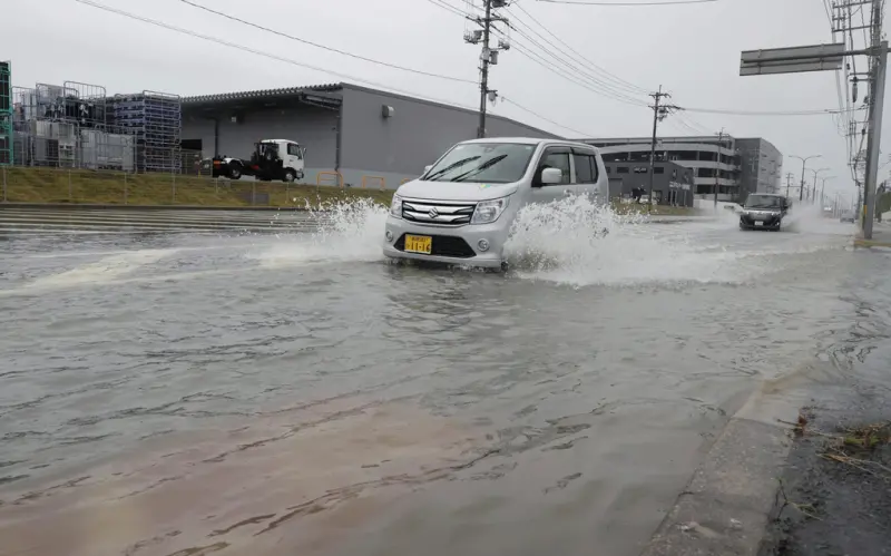 ▲受到低氣壓和鋒面影響，日本今（2）日從西部到東部多地都降下破紀錄大雨，尤其是東日本地區傍晚雨勢猛烈，一度造成東京到新大阪間的東海道新幹線停駛。（圖／美聯社／達志影像）