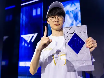 ▲韓國T1戰隊中路、28歲的Faker（李相赫）奪下LOL《英雄聯盟》電競生涯第5座世界冠軍。（圖／LOL Esports Flickr）