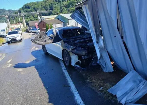 苗栗小客車自撞鐵皮屋！女駕駛恍神釀火燒車　急逃生車頭焦黑全毀
