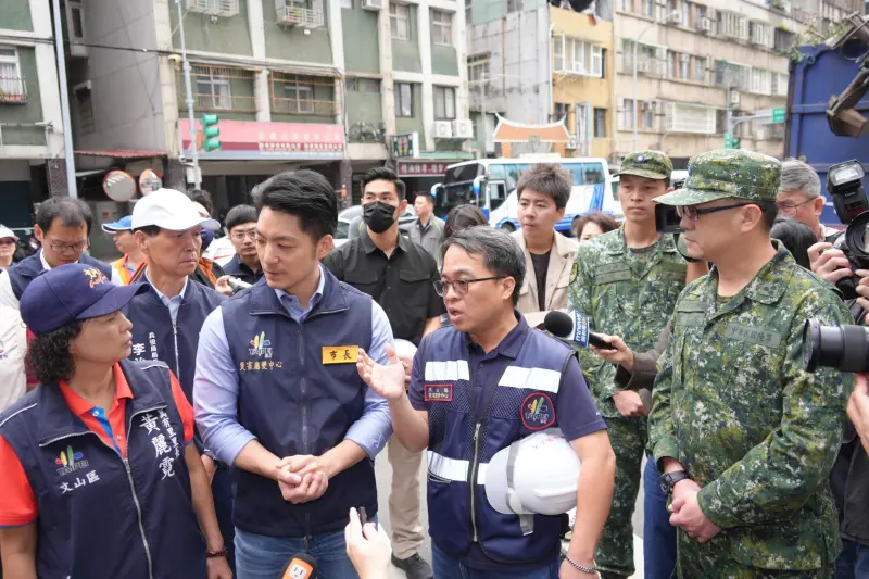 ▲台北市長蔣萬安視察文山區公園復原情況，沒注意到前總統馬英九車隊喊「市長好！」（圖／台北市政府提供，2024.11.03）