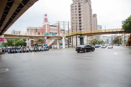 ▲新竹市代理市長邱臣遠日前宣布,將在當地市區內車流量極大的光復路二段與東光路交會口「取消兩段式左轉」。(圖/翻攝邱臣遠臉書) ▲新竹市代理市長邱臣遠日前宣布,將在當地市區內車流量極大的光復路二段與東光路交會口「取消兩段式左轉」。(圖/翻攝邱臣遠臉書)