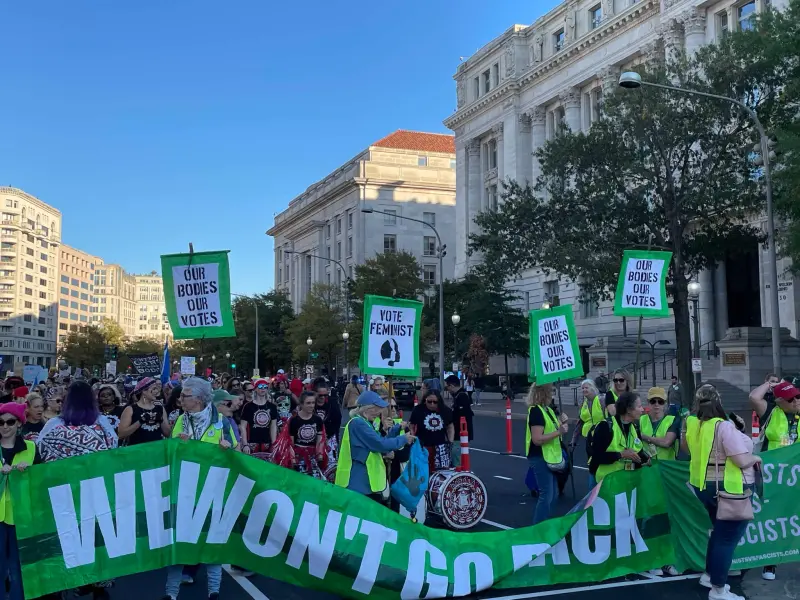 ▲美國女性大遊行2日在華府登場,因為川普、賀錦麗選情賿著,讓不少賀錦麗的支持者相當擔憂。(圖/鄭仲嵐攝)