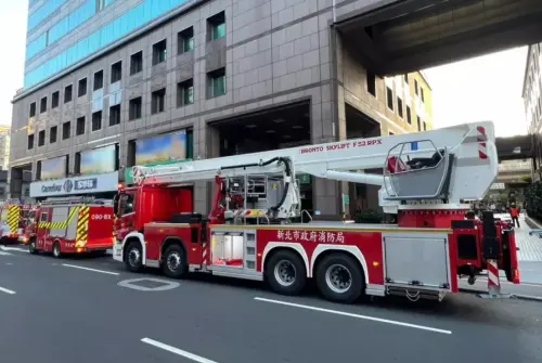 ▲今（4日）清晨，新北市板橋區三民路某社區大樓火警，新北市消防局獲報後，出動上百人前往搶救。（圖／翻攝畫面）