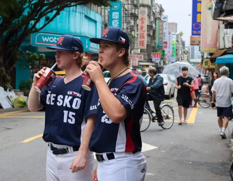 ▲捷克隊員來台後興奮不已，不但直接跨上機車拍照，還到公園溜滑梯、在巷弄喝珍奶、玩夾娃娃機，拍下台味滿滿的在地照片。（圖／翻攝自捷克國家隊X）