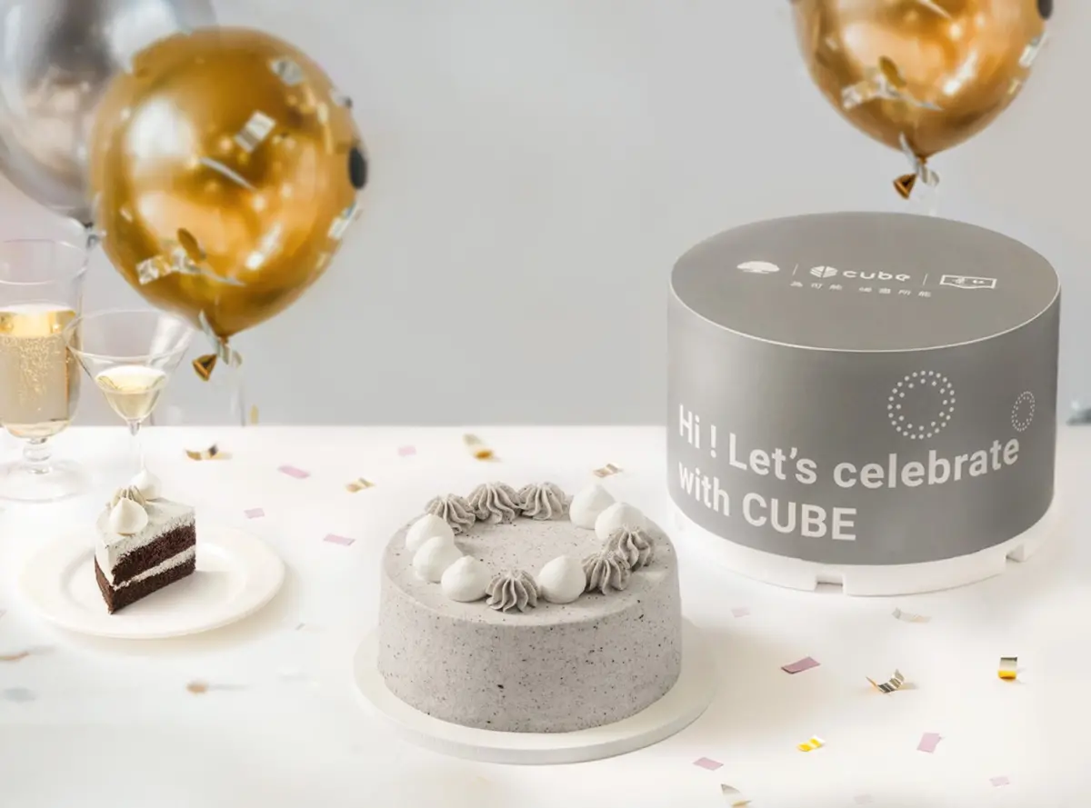 ▲歡慶國泰世華CUBE品牌上市兩周年，紅葉聯名限定款以CUBE風格簡潔留白製作外盒及蛋糕設計。（圖／品牌提供）
