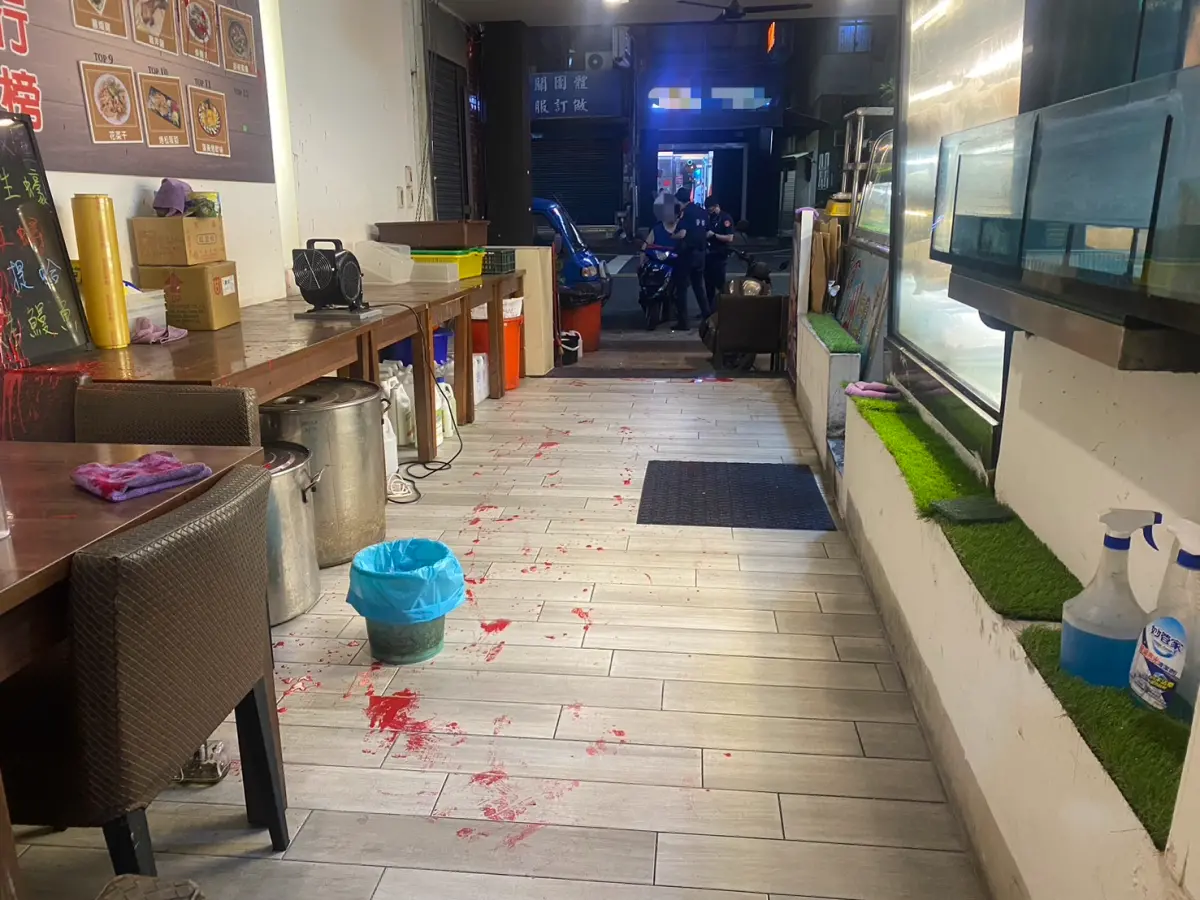 ▲高雄市三民區一間海產店負責人因欠債避不見面，餐廳遭人潑漆。(圖／記者郭凱杰翻攝)