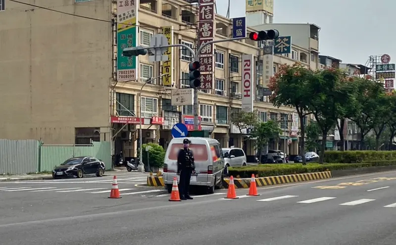 ▲高雄市鳳山區今天上午1輛白色自小客車與運鈔車發生擦撞，由於該運鈔車上有千萬現金，警方立即前往戒護直到保全公司派員抵達將鈔票載離。（圖／記者郭凱杰翻攝）