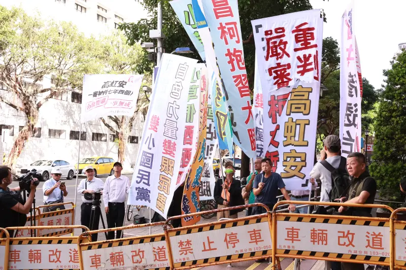 ▲高虹安今日出庭,高院門口早已聚集不少民眾,有支持者到場聲援狂喊「綠色迫害」,而台灣國則在另一邊狂喊「重判高虹安」,看到支持者高喊加油,高虹安也上前和民眾握手致意。(圖/記者吳翊緁攝)