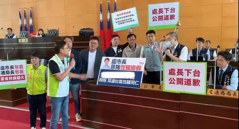 ▲台中市副市長黃國榮向民進黨議員們說明，將儘快研究條文，了解是否將處長停職接受調查。（圖／記者顏幸如攝，2024.11.04）