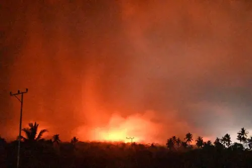 印尼火山噴發！至少10人死亡　7個村莊村民凌晨緊急逃難
