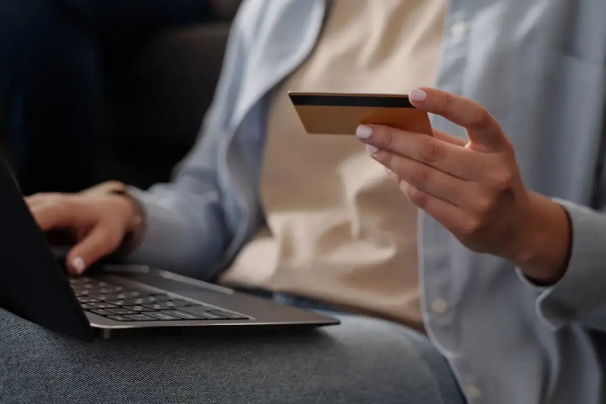 出國旅遊刷卡小心 結帳「選錯一鍵」多付3%還沒回饋