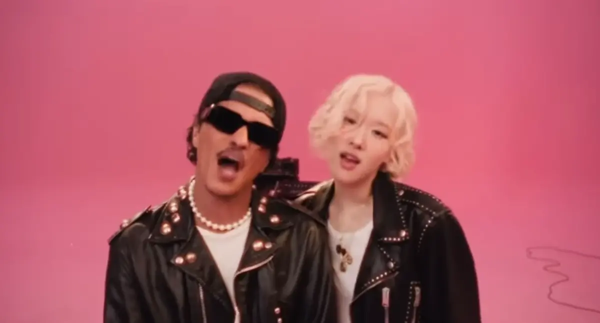 ▲Rosé（右）近期單飛後與火星人布魯諾（左）推出的神曲〈APT.〉火遍全球，YouTube首播至今才短短兩週，已經突破2.5億次點閱，非常有望打敗江南大叔PSY〈GANGNAM STYLE〉的紀錄。（圖／IG roses_are_rosie）