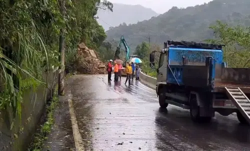 影／汐止姜子寮路土石坍方5公尺　搶修後目前單向通行中
