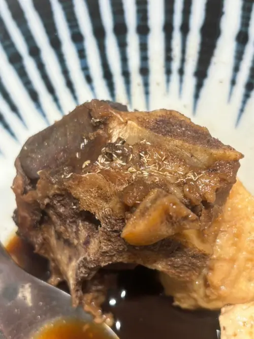 ▲「王家燻羊肉」遭控肉塊長蛆。(圖/翻攝自臉書社團「爆料公社官方專屬」) ▲「王家燻羊肉」遭控肉塊長蛆。(圖/翻攝自臉書社團「爆料公社官方專屬」)