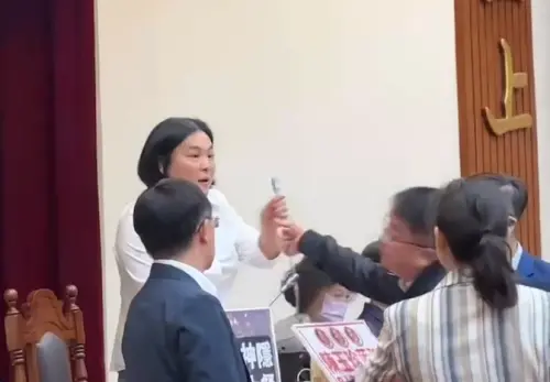 吳秉叡爆怒摔麥克風!媒體人喊話韓國瑜出面處理:從這人開始