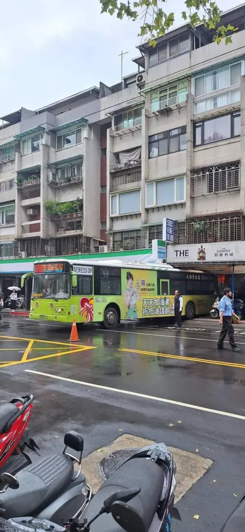 ▲今（5）日中午，台北市信義區松德路上，一輛公車不明原因整輛車撞進騎樓內的超商，大門幾乎全毀。（圖／翻攝信義區三兩事）