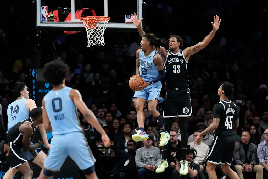 ▲NBA曼菲斯灰熊今（5）日前進客場踢館布魯克林籃網，其中灰熊一哥Ja Morant在比賽過程中2度上演超高難度的「360度轉身上籃」，畫面在網路上掀起熱議。（圖／美聯社／達志影像）