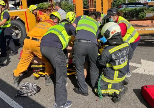 台中聯結車碰撞機車！女騎士遭捲入車底　骨盆變形、命危搶救中
