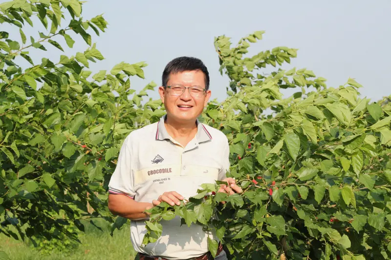 ▲樂農發休閒農場主人許宏賓笑著聊起兒時記憶，從小生長在彰化埤頭，家中種稻的他，自幼就下田幫忙，從搬育苗箱到曬穀。（圖／電農提供）