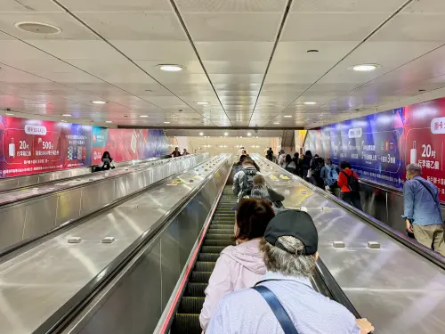 ▲忠孝復興捷運站、手扶梯、捷運（圖/ 記者葉盛耀攝）