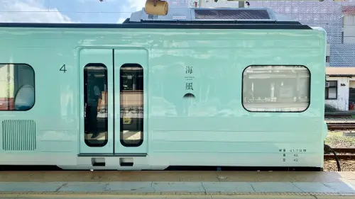 ▲全台首創夢幻藍綠色「海風號」甜點觀光列車，12月7日正式首航。（圖／記者蕭涵云攝）