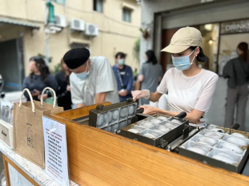 ▲攤車亮點團隊「 Her呷雞蛋糕」去年奪下嶼浪市集競賽金獎，今年獲得samsung邀請參與「三星創意市集」。（圖／高市府青年局提供）