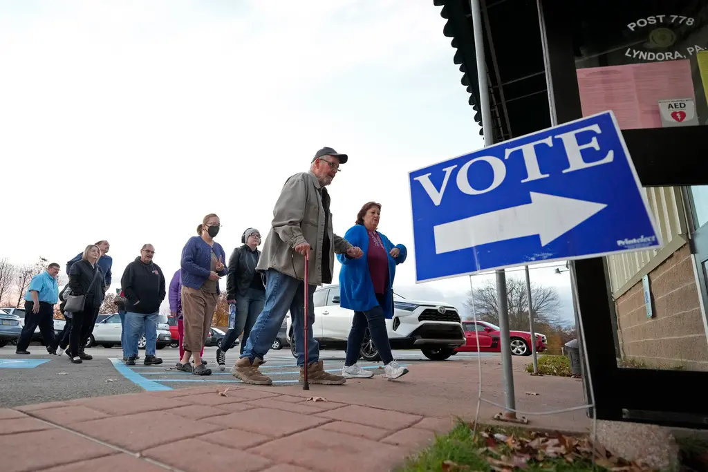 ▲2024美國總統大選於各州當地時間5日登場，投票活動已經起跑，這次美選可能是史上最膠著的一次選戰，民眾關心川普（Donald Trump）或賀錦麗（Kamala Harris）誰能笑著入主白宮。（圖／美聯社／達志影像）