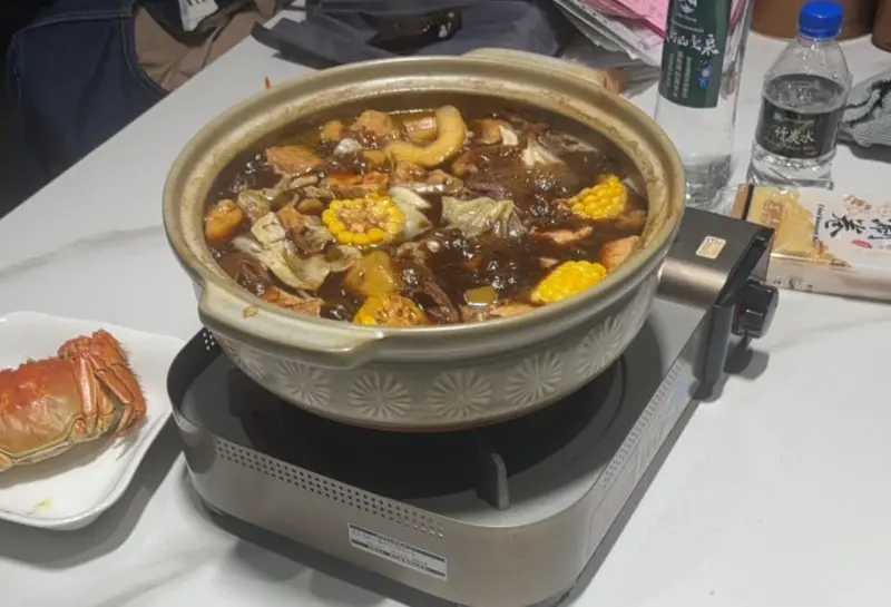 ▲台南知名羊肉爐「王家燻羊肉」，最近被網友爆料冷凍羊肉爐的肉塊中有大量白蛆，讓業者出面反擊是不實指控。（圖/爆料公社）