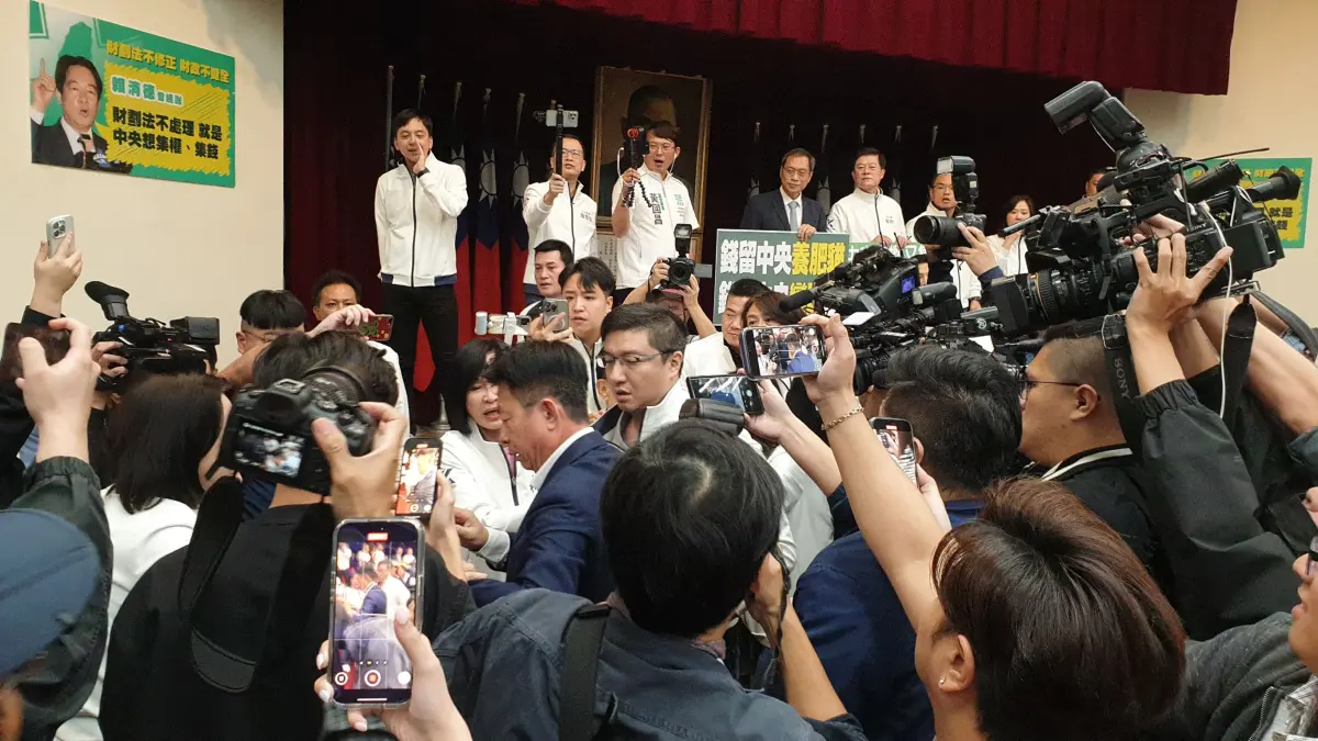 ▲立法院財委會去年審《財政收支劃分法》，發生立委扭打。（圖／何哲欣攝，2024.11.06）