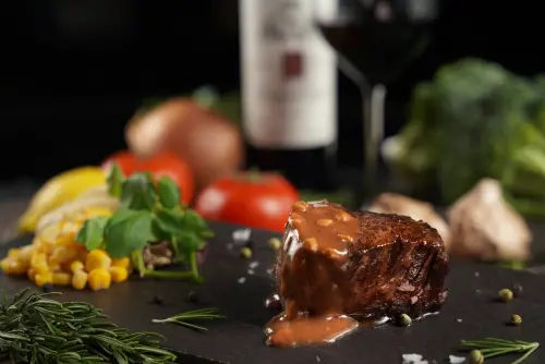 ▲君品酒店「茶苑」的牛排吃到飽正式回歸了！即日起，每月11日推出「肉食狂歡節」活動，提供10盎司頂級牛排單人僅需1111元+10%，雙人優惠更只需1999元+10%，享多種附餐無限供應。(圖／君品酒店提供)