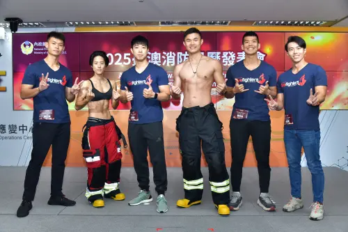 ▲2025台、澳消防公益月曆今天首度亮相。（圖／消防署提供）