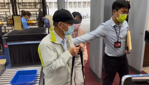 前民眾黨秘書長張哲揚下午在檢廉人員陪同下,移送北檢複訊,面對媒體詢問,張哲揚僅回應「謝謝」。(圖/翻攝畫面) ▲前民眾黨秘書長張哲揚下午在檢廉人員陪同下,移送北檢複訊,面對媒體詢問,張哲揚僅回應「謝謝」。(圖/翻攝畫面)
