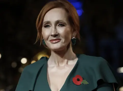英最高法院裁定「跨性別者非女性」J.K.羅琳爽抽雪茄、舉杯慶祝